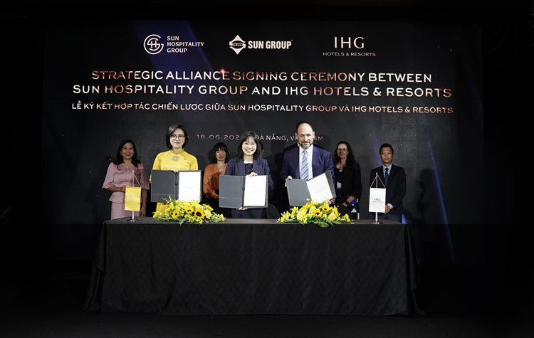 IHG Hotels & Resorts và Sun Hospitality Group ký kết hợp tác chiến lược, đưa mối quan hệ một thập kỷ lên tầm cao mới