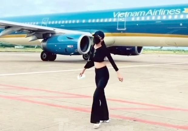 Cấm bay nữ hành khách nhún nhảy quay clip "sống ảo" ở phi trường