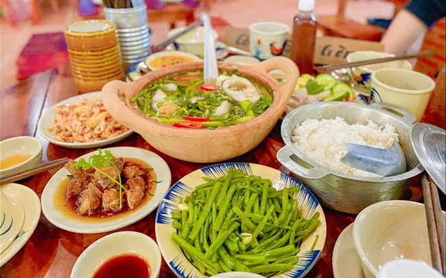 Quán cơm quê ở Phú Quốc được du khách rần rần ghé ăn, có cả những sao Việt đình đám