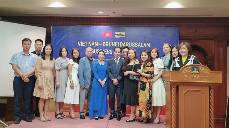 Doanh nghiệp 2 nước chụp hình lưu niệm với Đại sứ quán Việt Nam tại Brunei