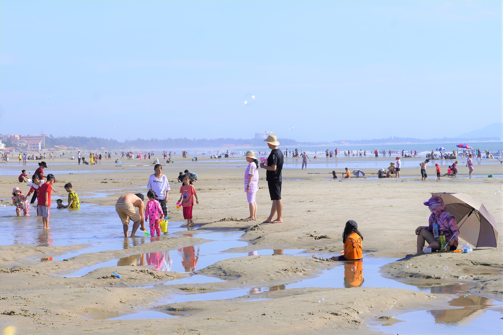 Mùng 3 Tết, du khách thỏa thích vui chơi trên bãi cát rộng biển Vũng Tàu