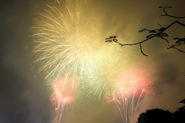 Rực rỡ pháo hoa đón chào năm mới trên khắp đất nước