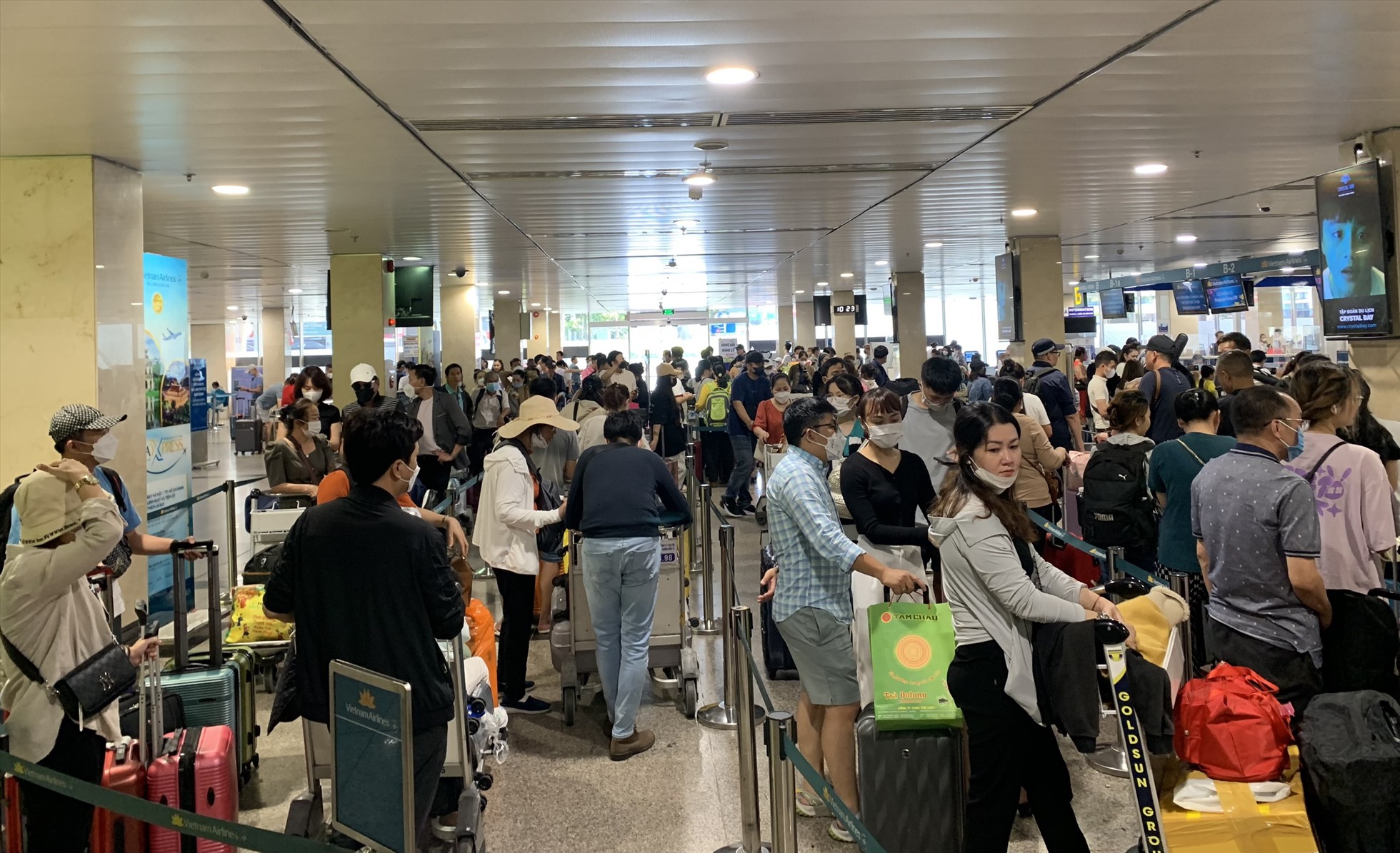 Mùng 3 Tết, số lượng hành khách qua sân bay Tân Sơn Nhất tăng mạnh