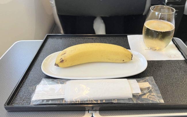 Hành khách hạng thương gia đứng hình vì bữa ăn trên máy bay Nhật Bản