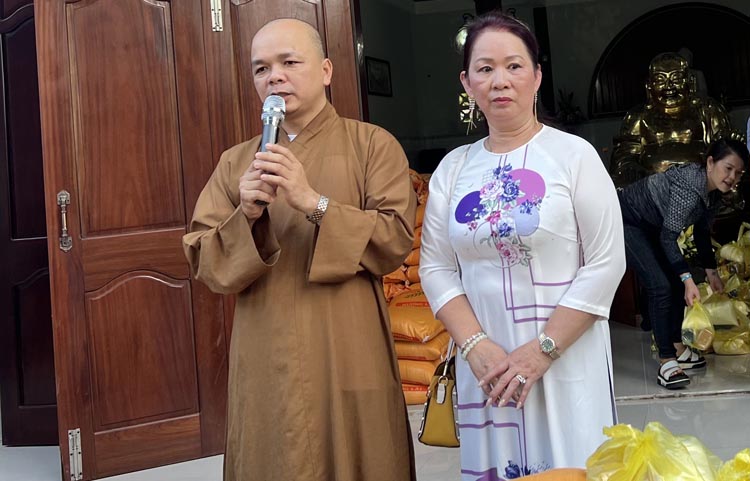 Tặng 200 phần quà trong lễ Vu Lan tại Chùa Phước Long