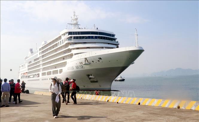 Đón hai tàu du lịch đưa du khách quốc tế đến tham quan Hạ Long