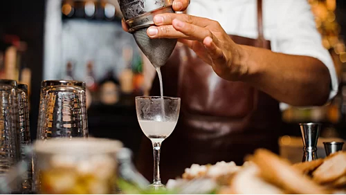 Cuộc truy tìm khách quỵt tiền trong đêm của bartender Việt