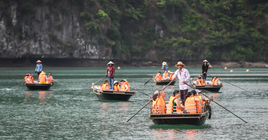 8 trải nghiệm nên thử trên vịnh Lan Hạ