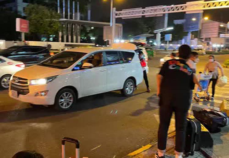 "Dài cổ" chờ taxi ở TP HCM