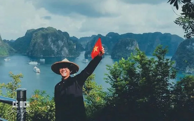 Chàng trai mang 3 áo dài đi suốt 8000km: 'Áo dài Việt Nam chúng tôi đẹp lắm'!