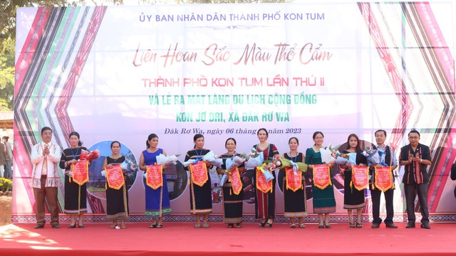 Kon Tum: Liên hoan sắc màu thổ cẩm tại làng du lịch cộng đồng Kon Jơ Dri