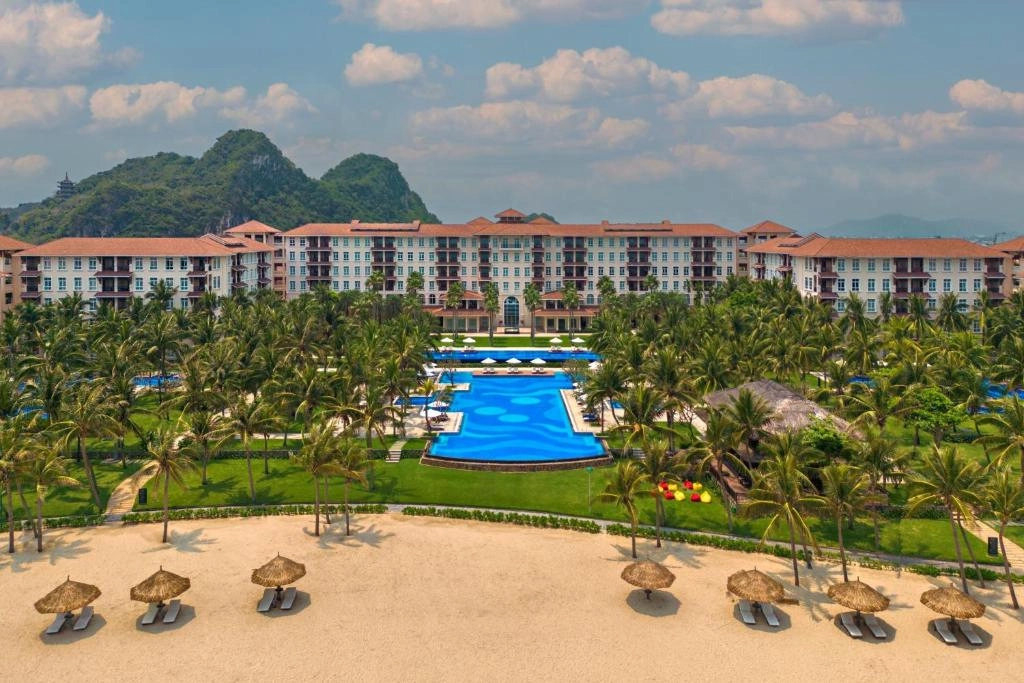 Giá phòng từ 4 triệu/đêm, “thiên đường nghỉ dưỡng” 5 sao tại Đà Nẵng có gì đặc biệt: 5 hồ bơi rộng hơn 1.000m2, vị thế "tựa sơn hướng thủy" tựa tiên cảnh chốn nhân gian