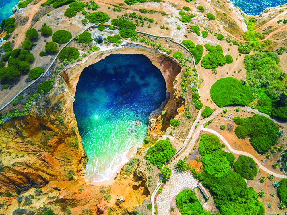 Bơi ở bãi biển bên trong hang động đẹp nhất thế giới