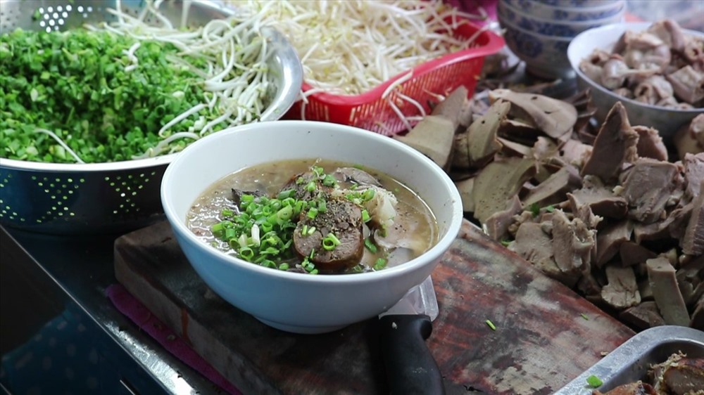 Cháo lòng từ món bị chê đến đặc sản ngon top đầu thế giới