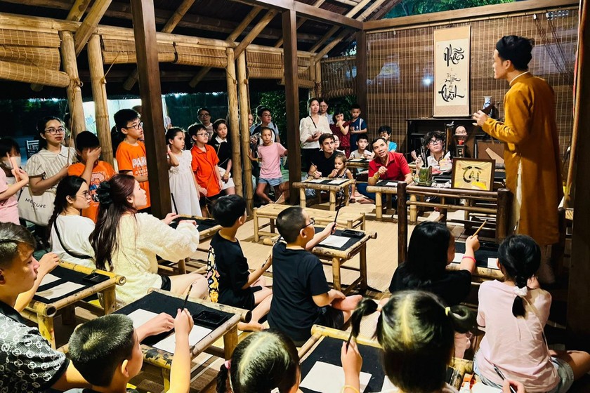 Tour du lịch đêm - 'nguồn sáng' thu hút khách du lịch
