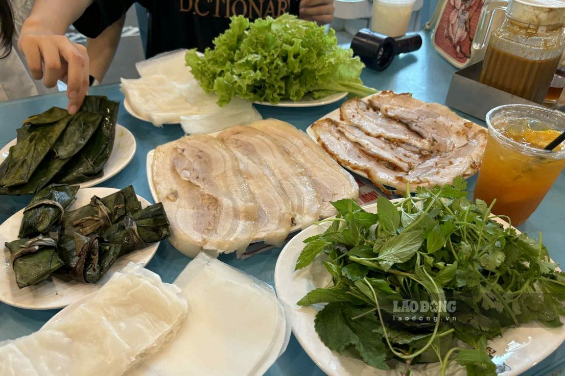 Bánh tráng cuốn thịt heo trứ danh Đà Nẵng có gì mà ăn một lần nhớ mãi?