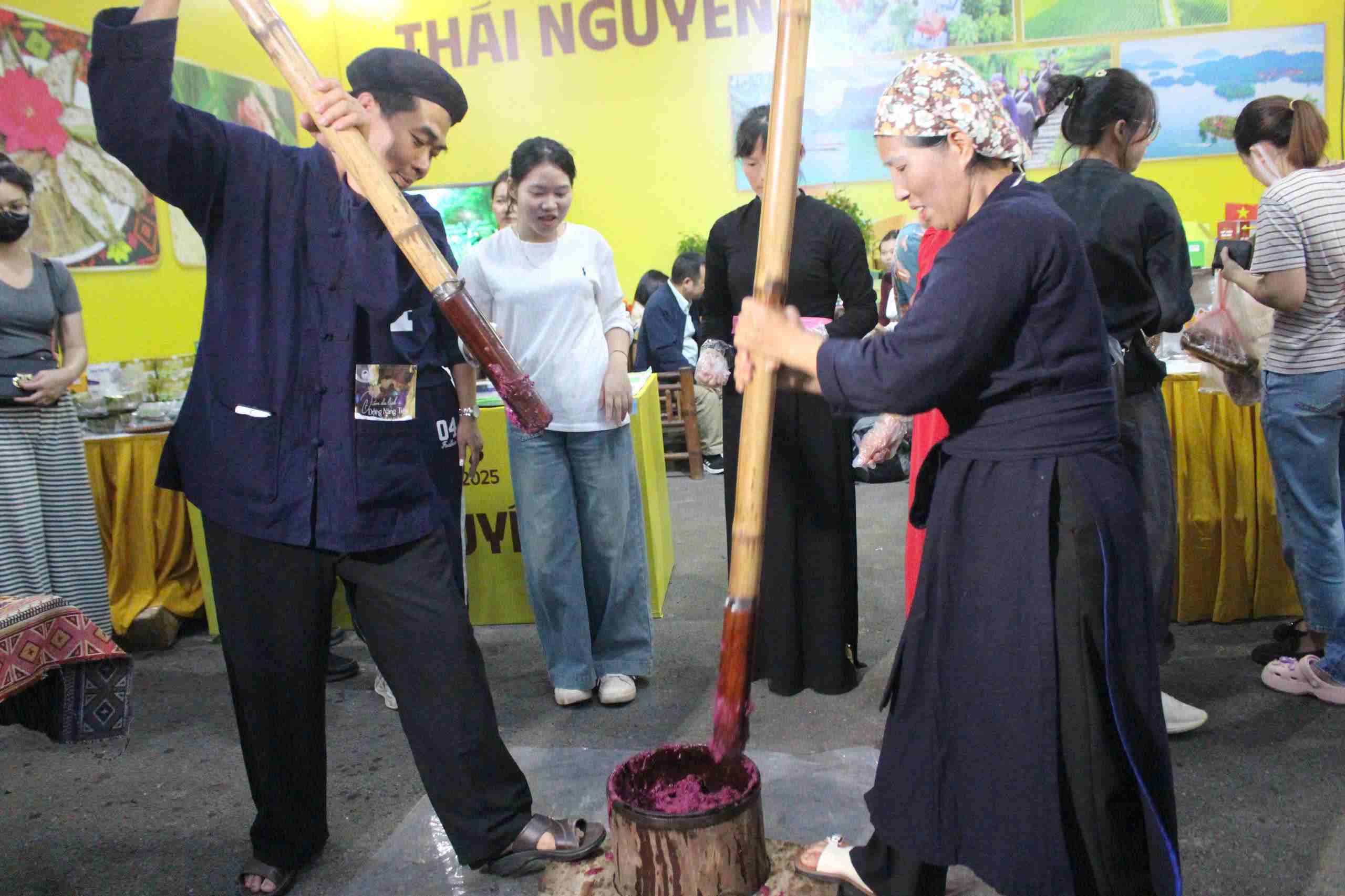 Náo nức xem giã bánh dày, phở ngô tráng tay tại Hội chợ Mùa thu 2025