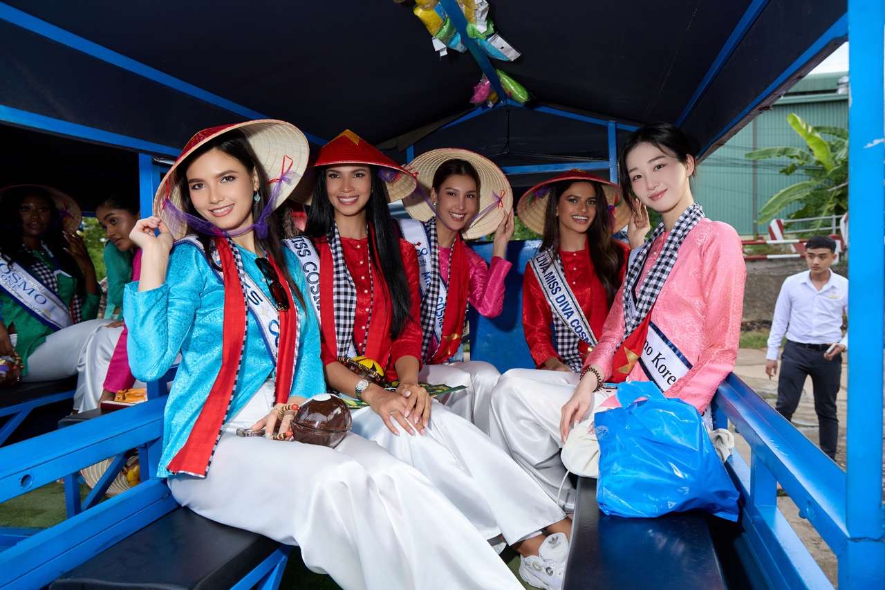 Dàn người đẹp Miss Cosmo các nước diện áo bà ba khám phá miền Tây